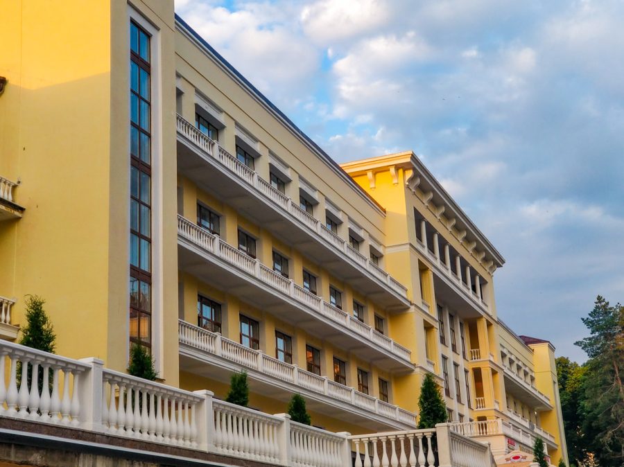 Главный корпус в санатории «Дворец нарзанов» в г. Кисловодске - фотография