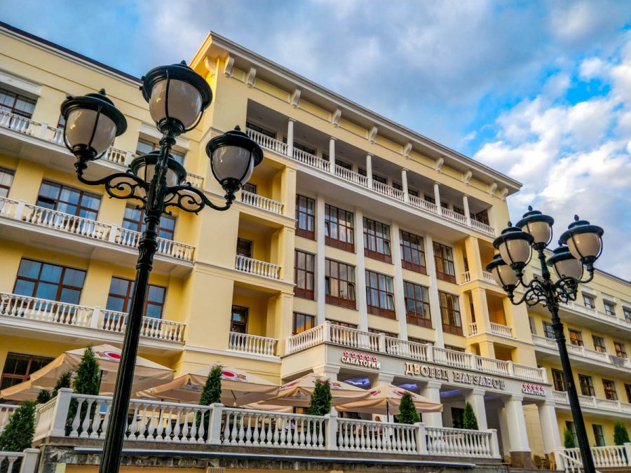 Главный корпус в санатории «Дворец нарзанов» в г. Кисловодске - фотография