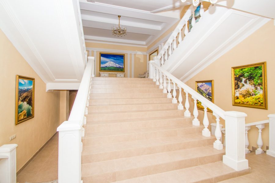 Лестница в санатории «Дворец нарзанов» в г. Кисловодске - фотография