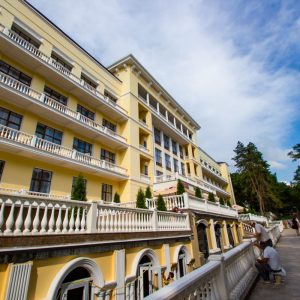 Главный корпус в санатории «Дворец нарзанов» в г. Кисловодске - фотография