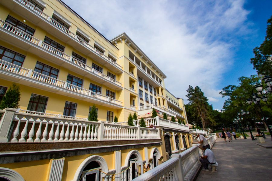 Главный корпус в санатории «Дворец нарзанов» в г. Кисловодске - фотография