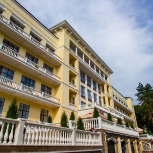 Главный корпус в санатории «Дворец нарзанов» в г. Кисловодске - фотография