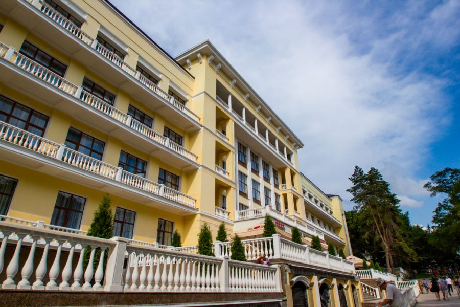 Главный корпус в санатории «Дворец нарзанов» в г. Кисловодске - фотография