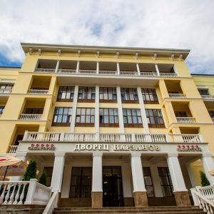 Главный корпус в санатории «Дворец нарзанов» в г. Кисловодске - фотография