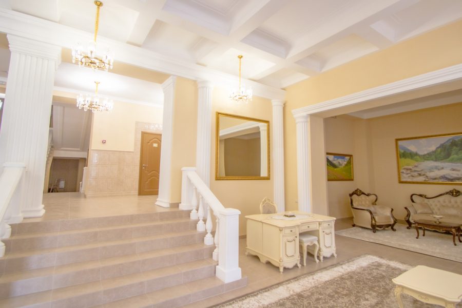 Главный холл в санатории «Дворец нарзанов» в г. Кисловодске - фотография