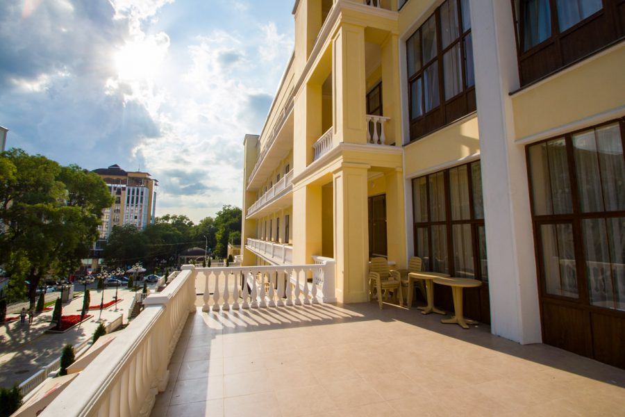 Терраса в санатории «Дворец нарзанов» в г. Кисловодске - фотография