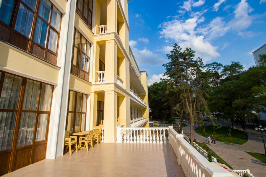 Терраса в санатории «Дворец нарзанов» в г. Кисловодске - фотография