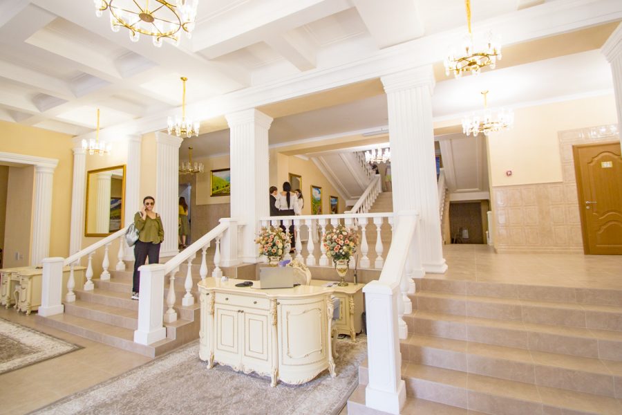 Главный холл в санатории «Дворец нарзанов» в г. Кисловодске - фотография