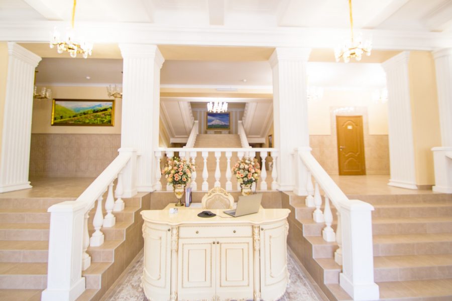 Главный холл в санатории «Дворец нарзанов» в г. Кисловодске - фотография