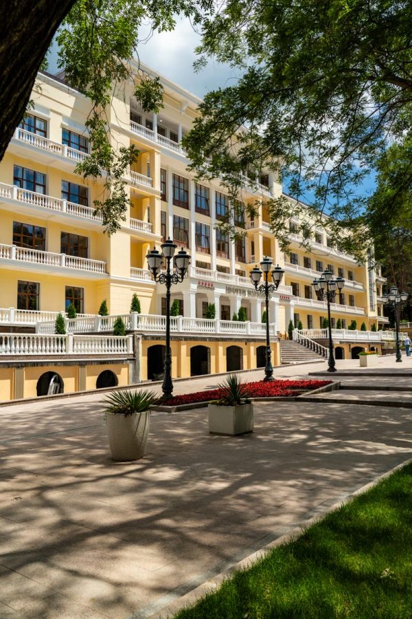 Территория в санатории «Дворец нарзанов» в г. Кисловодске - фотография