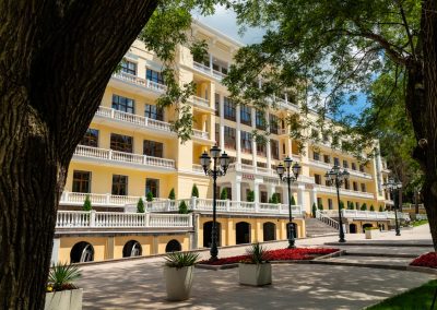 Территория в санатории «Дворец нарзанов» в г. Кисловодске - фотография