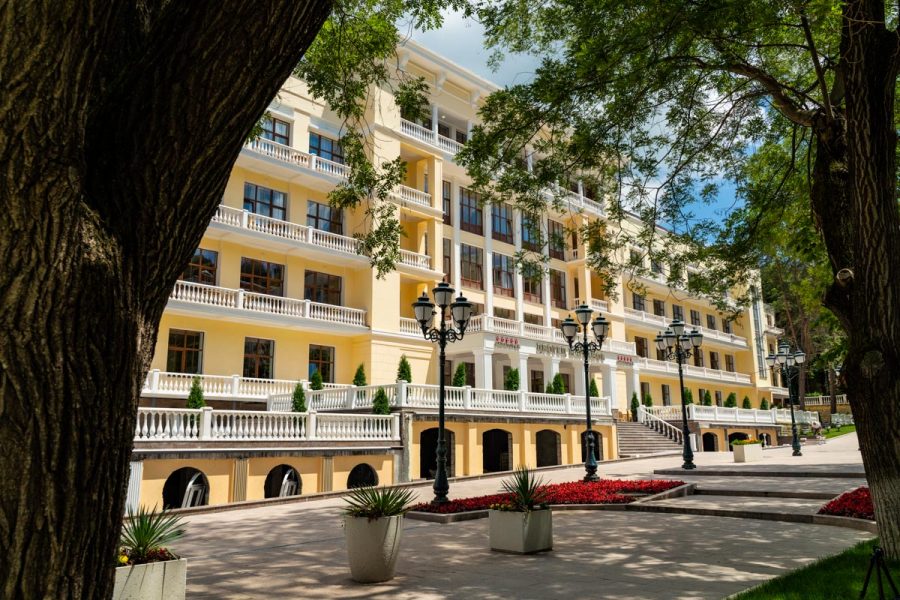 Территория в санатории «Дворец нарзанов» в г. Кисловодске - фотография