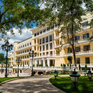 Территория в санатории «Дворец нарзанов» в г. Кисловодске - фотография