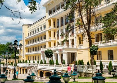 Территория в санатории «Дворец нарзанов» в г. Кисловодске - фотография