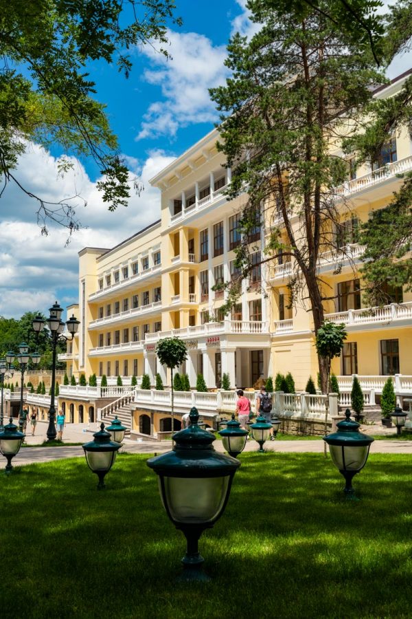 Территория в санатории «Дворец нарзанов» в г. Кисловодске - фотография