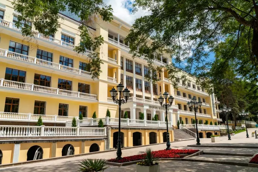 Территория в санатории «Дворец нарзанов» в г. Кисловодске - фотография